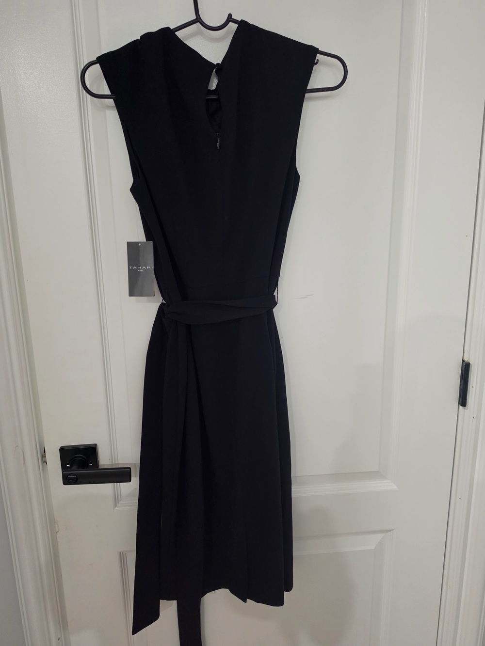 Beautiful Tahari ASL sleevelees dress.